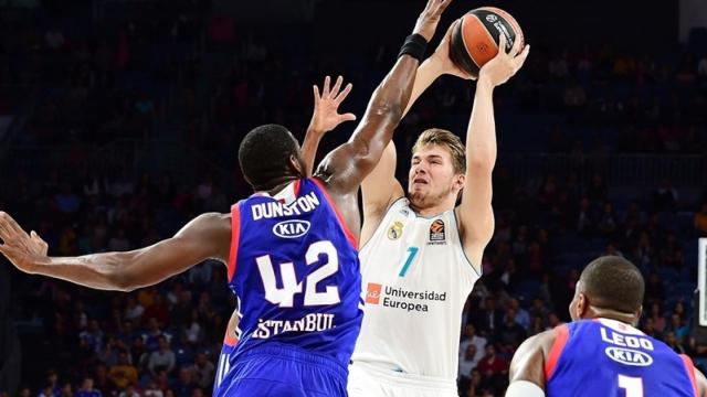 Luka Doncic intenta anotar ante el Efes.