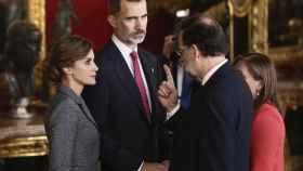 El presidente del Gobierno con los Reyes Felipe VI y Letizia.