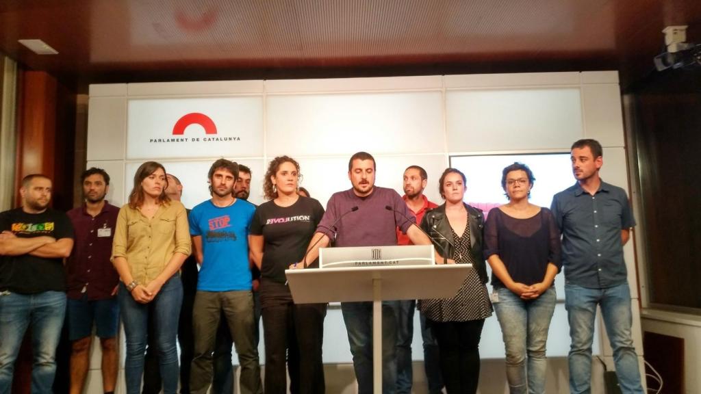 Quim Arrufat, junto a otros representantes de la CUP, en una comparecencia ante los medios.