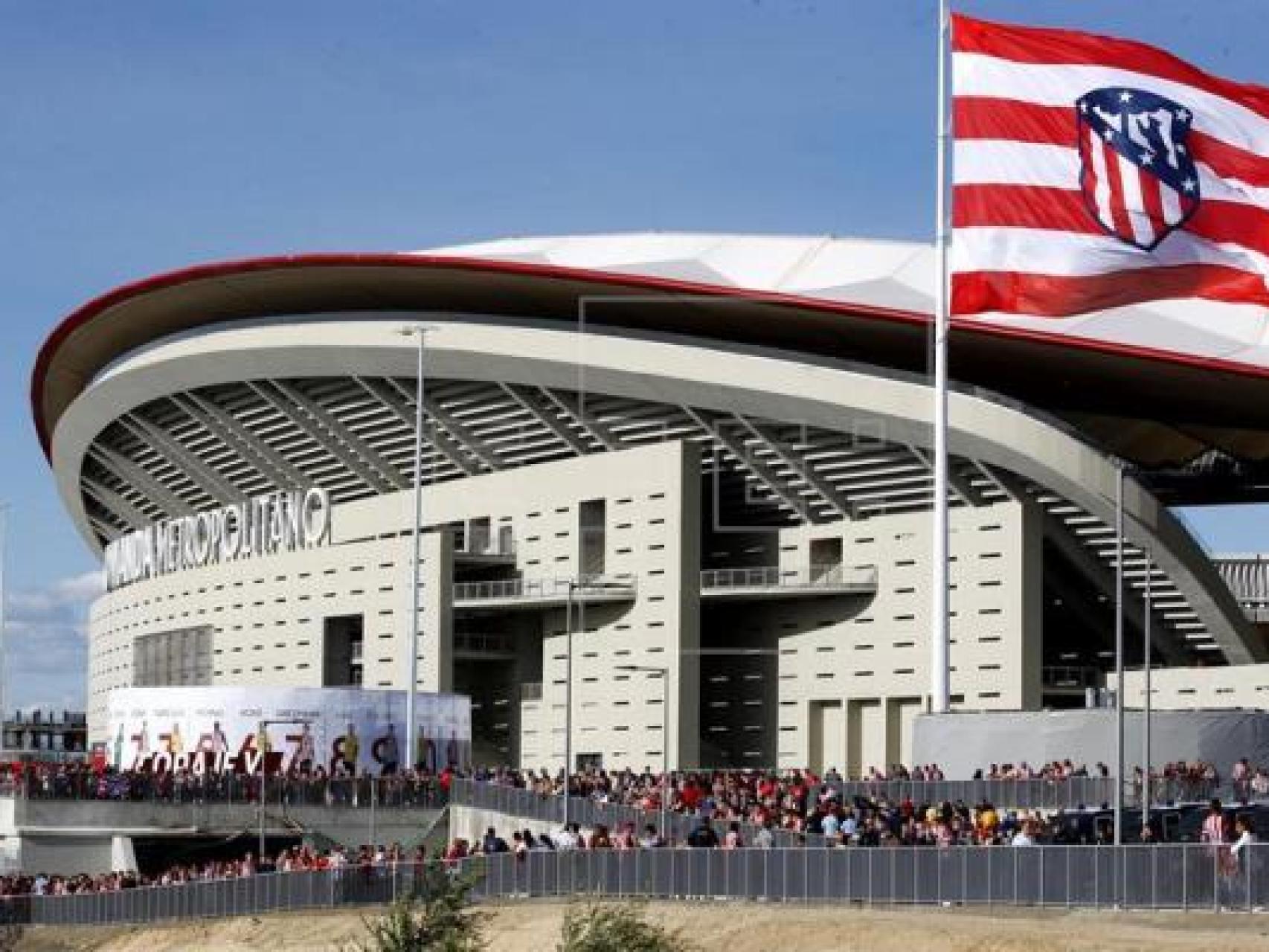 El Wanda Metropolitano se rinde: izan la bandera del Atlético bocabajo