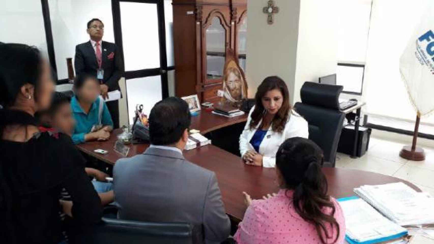 La Fiscal de Ecuador, junto a algunos de los padres que han denunciado los abusos.