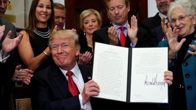 Trump durante la firma de la orden ejecutiva contra el Obamacare