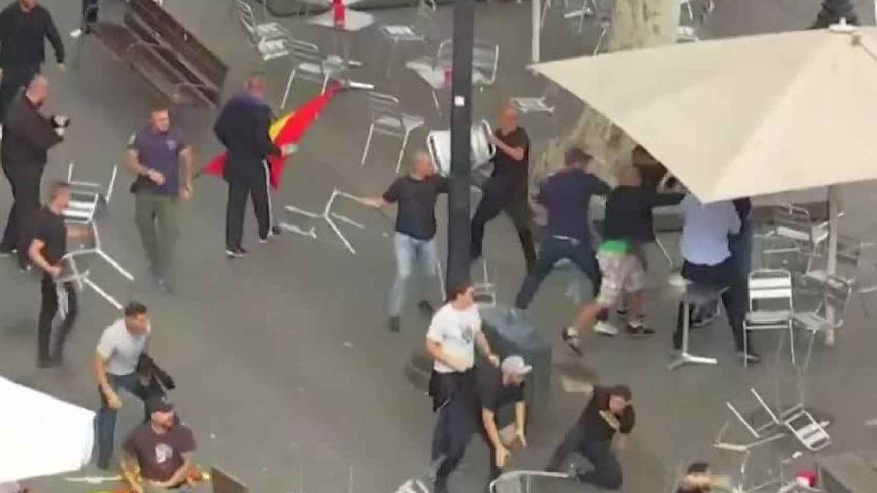 Imagén del enfrentamiento en la plaza Cataluña