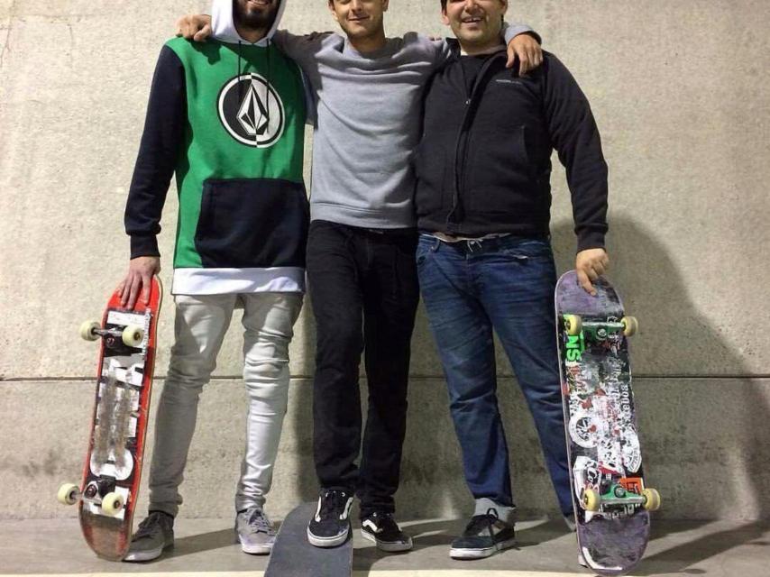 Ignacio, a la derecha, con sus amigos skaters de Londres.