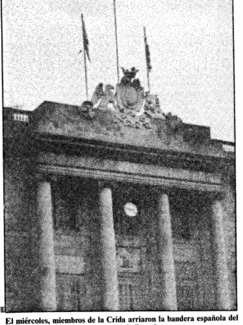 Miembros de La Crida, asociación dirigida por Jordi Sánchez, arrían la bandera de España del Ayuntamiento de Barcelona el miércoles 9 de septiembre de 1987