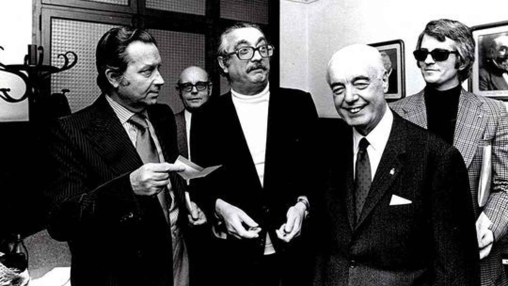 Cendrós, izquierda, entrega a Joan Fuster el talón por el Premi d'Honor de les Lletres.