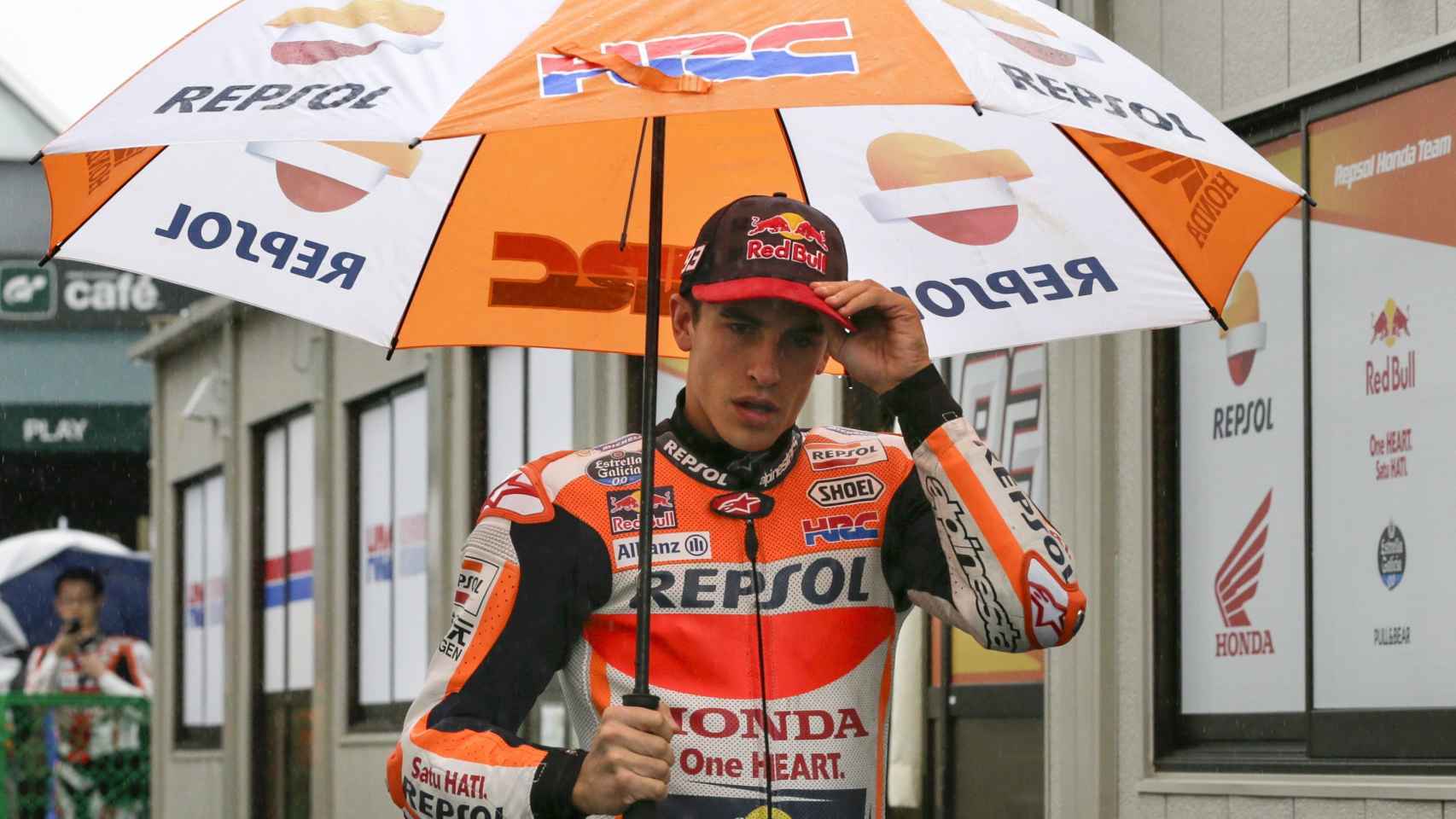 Márquez se cubre con un paraguas en lluvioso Twin Ring Motegi.