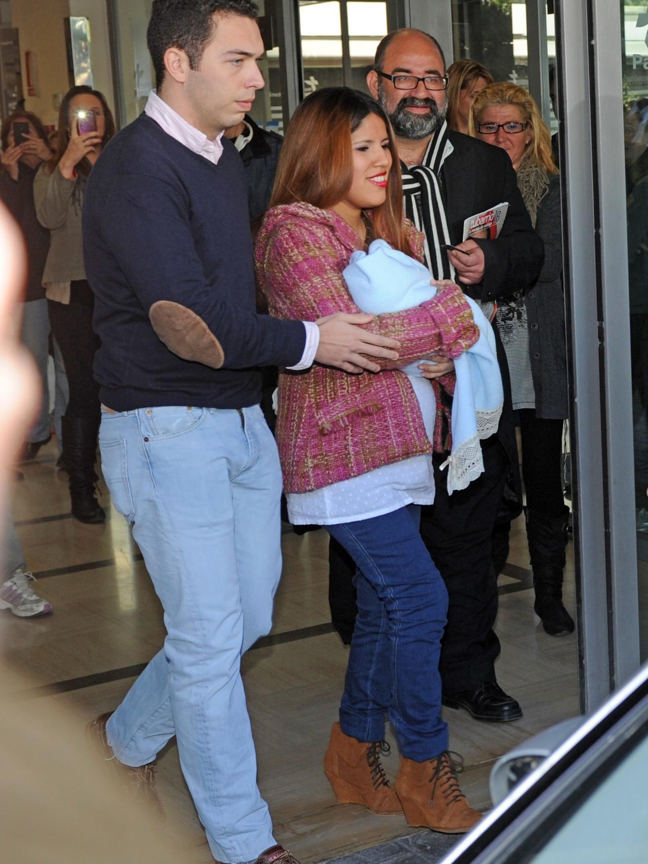 Alberto Isla y Chabelita, saliendo del hospital con su bebé.