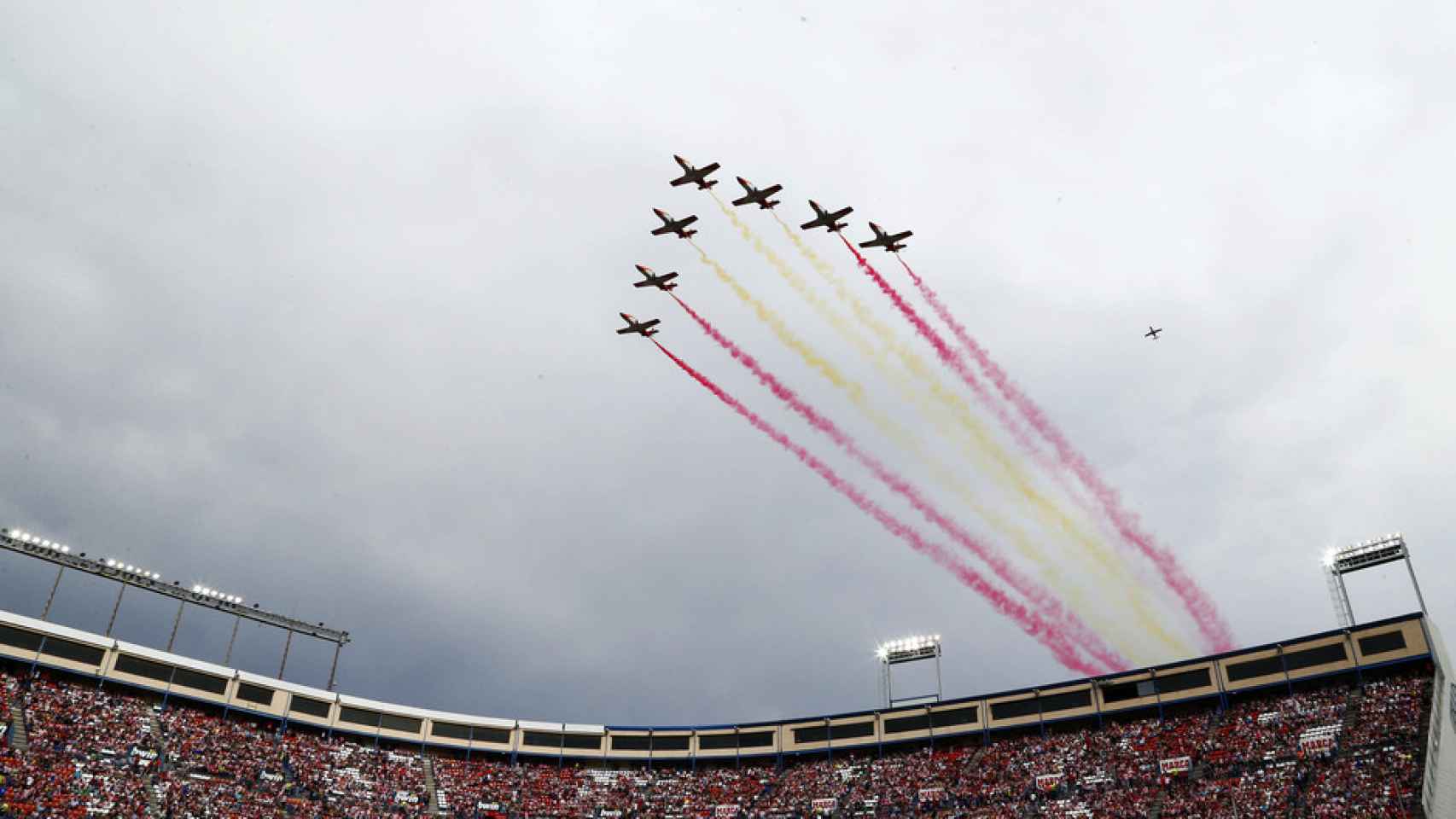 La Patrulla Águila sobrevolando el Calderón y dibujando la bandera de España.