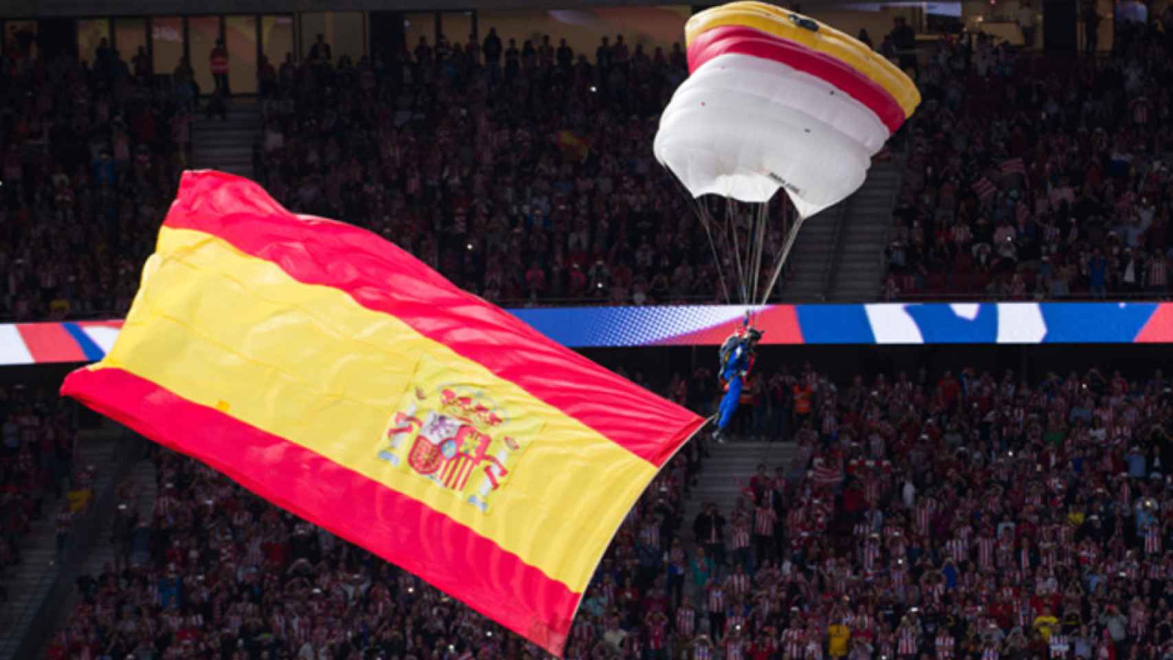 Un miembro de la Patrulla Águilla llevando la bandera de España al Wanda Metropolitano.