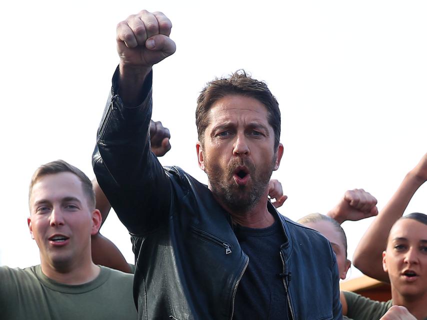 Gerard Butler durante una visita a los Marines.