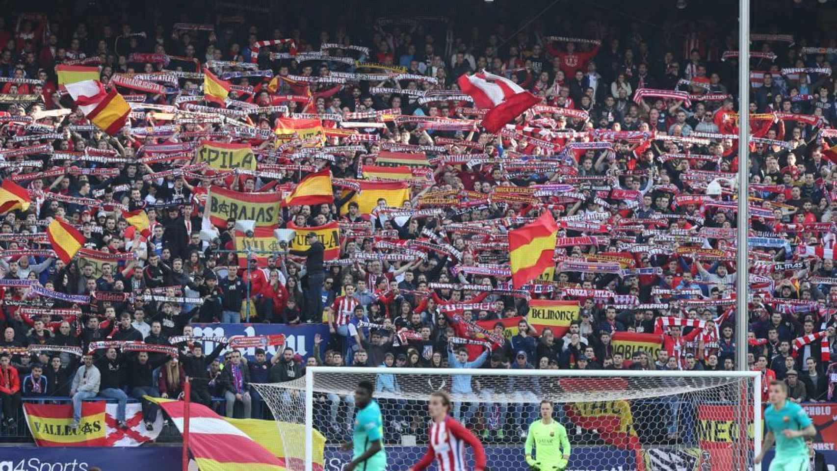 Banderas de España en el Calderón en el último Atlético - Barcelona.