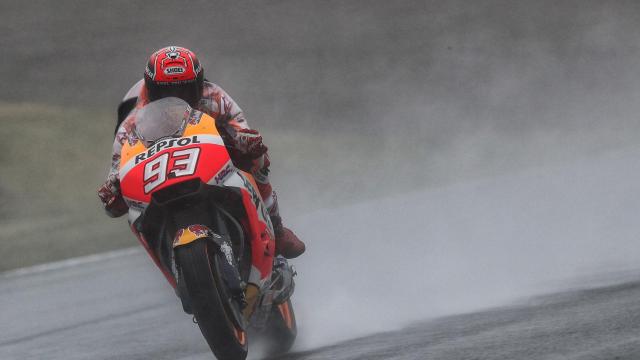 Marc Márquez pilota su Honda RC213V sobre el empapado asfalto del Twin Ring Motegi.