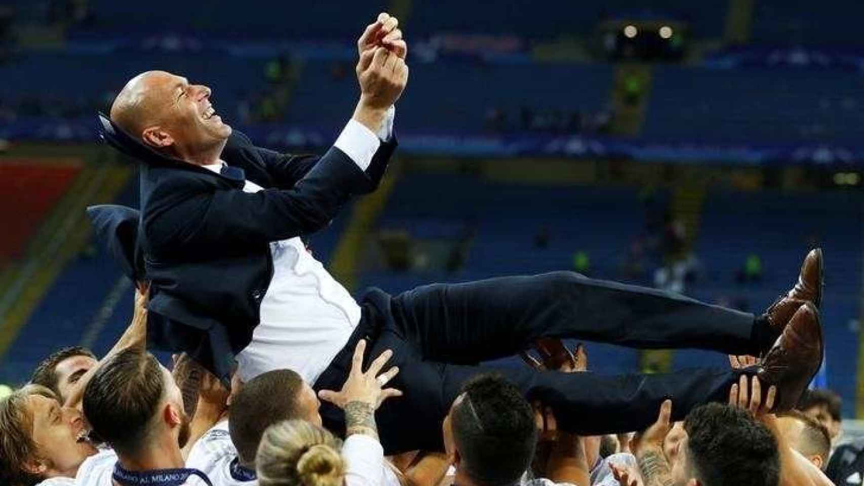 Zidane manteado por sus jugadores.
