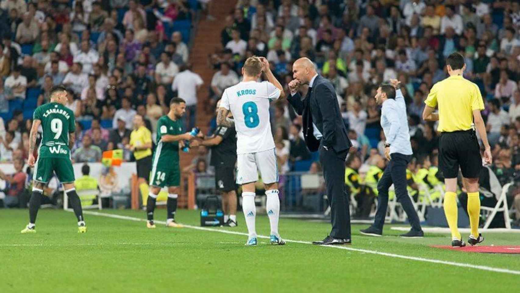 Kroos habla con Zidane. Foto: Pedro Rodríguez / El Bernabéu