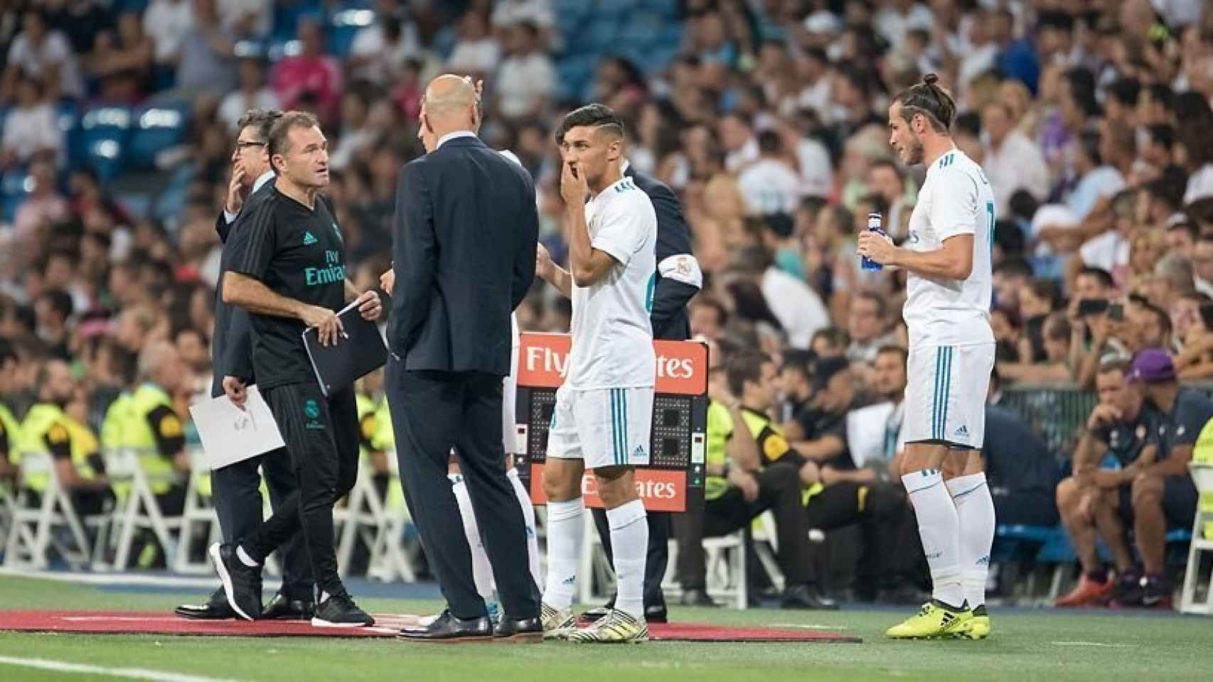 Zidane hablando con Óscar. Foto: Pedro Rodríguez / El Bernabéu