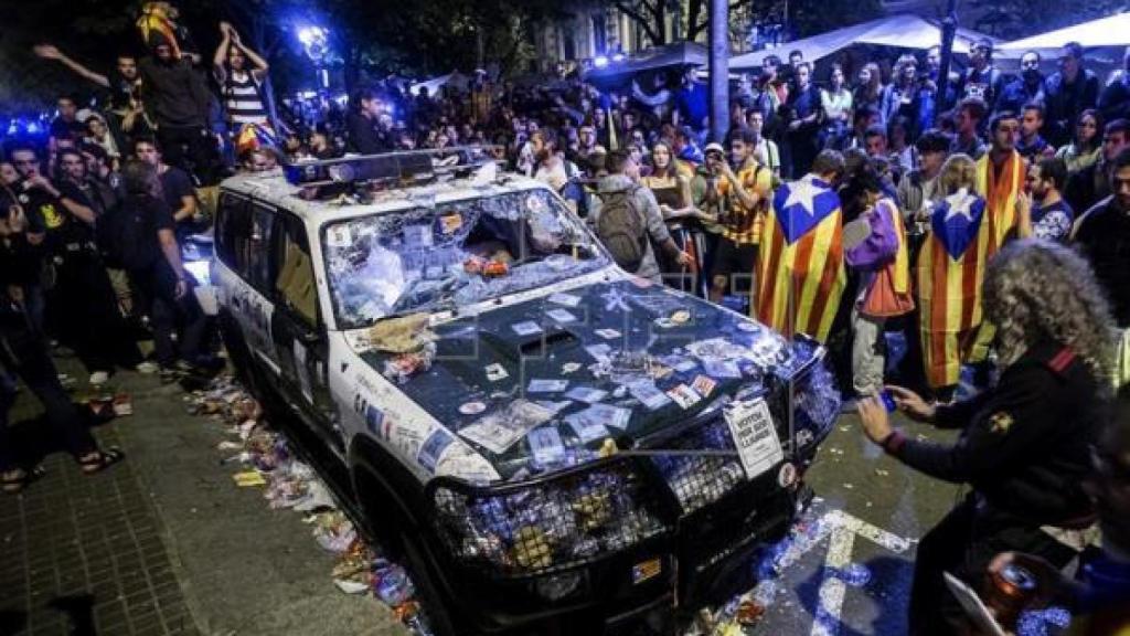 Destrozo de uno de los coches de la Guardia Civil por los concentrados.