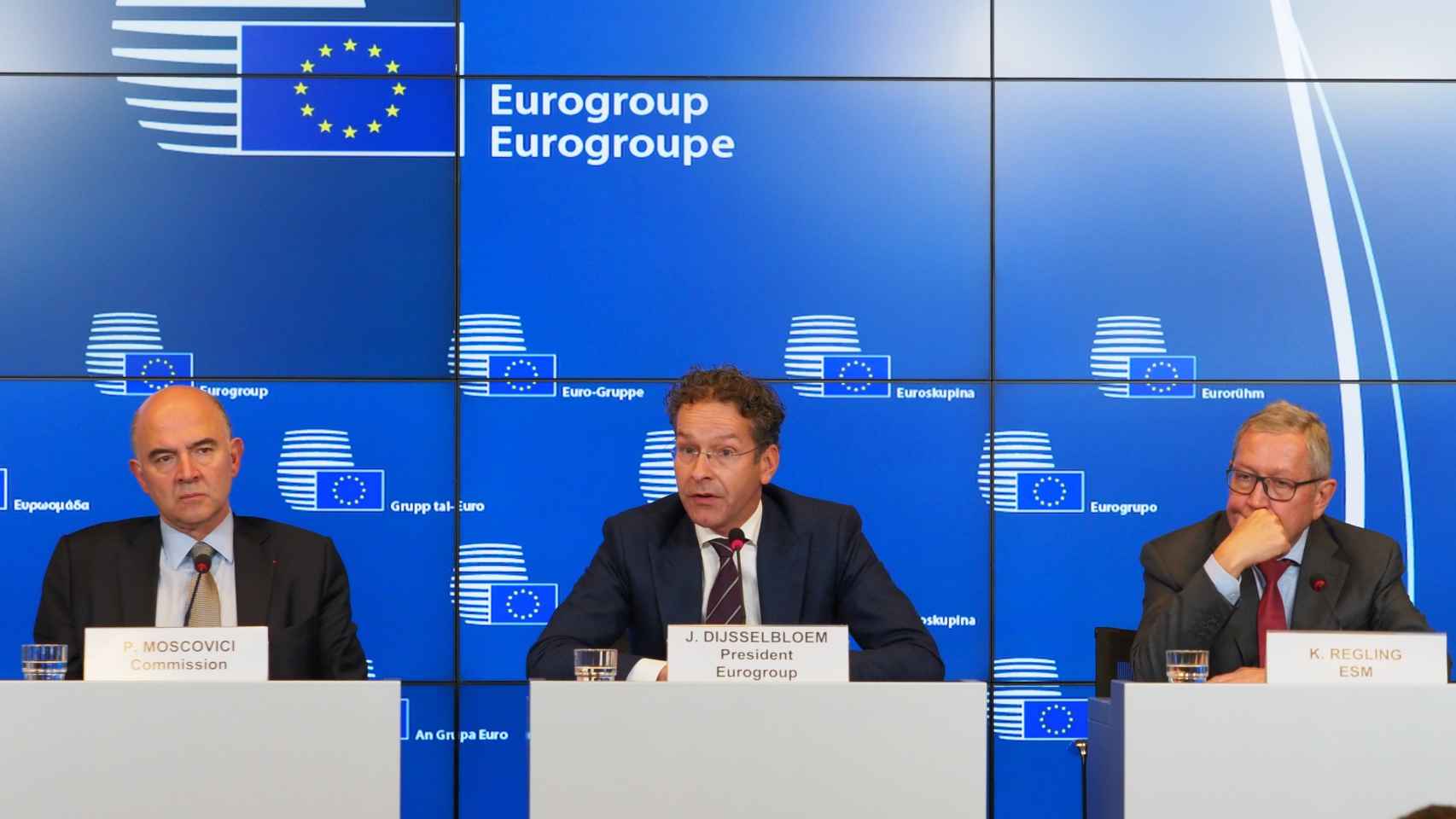 El comisario Moscovici, el jefe del Eurogrupo Dijsselbloem y el director del MEDE, Klaus Regling