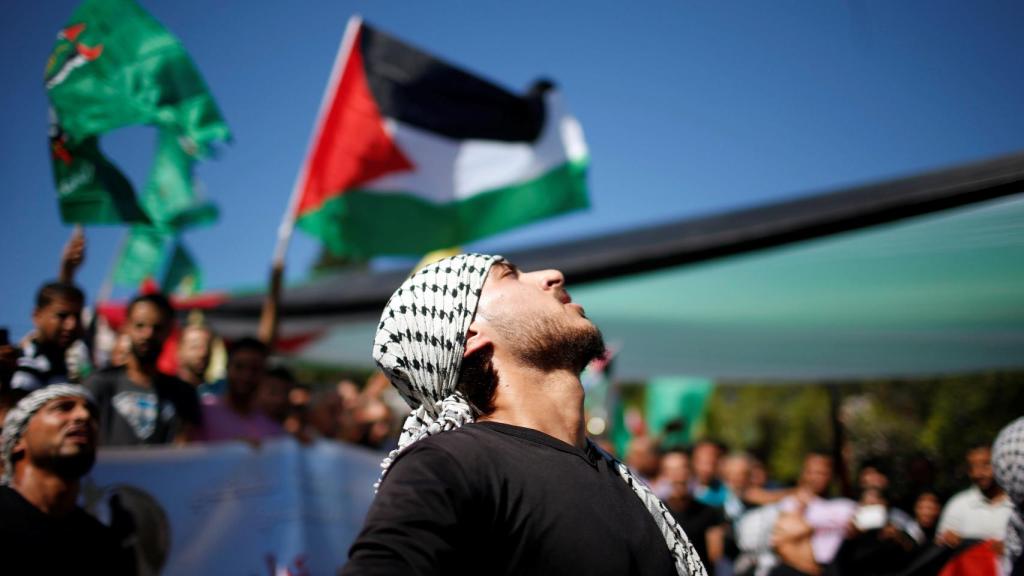 Multitud de palestinos se lanzaron a la calle para celebrar el acuerdo entre Al Fatah y Hamas.