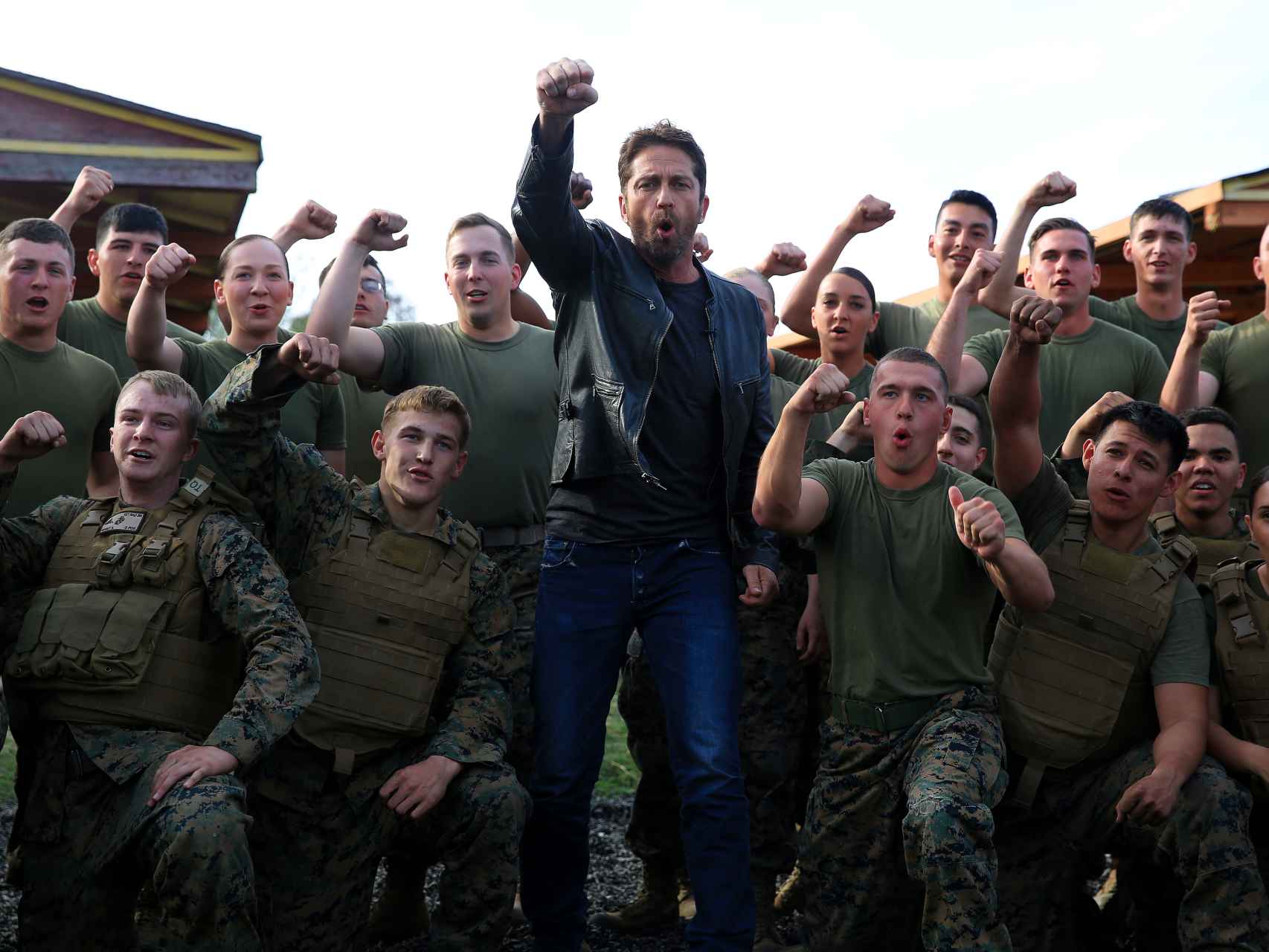 Gerard Butler durante una visita a los Marines.