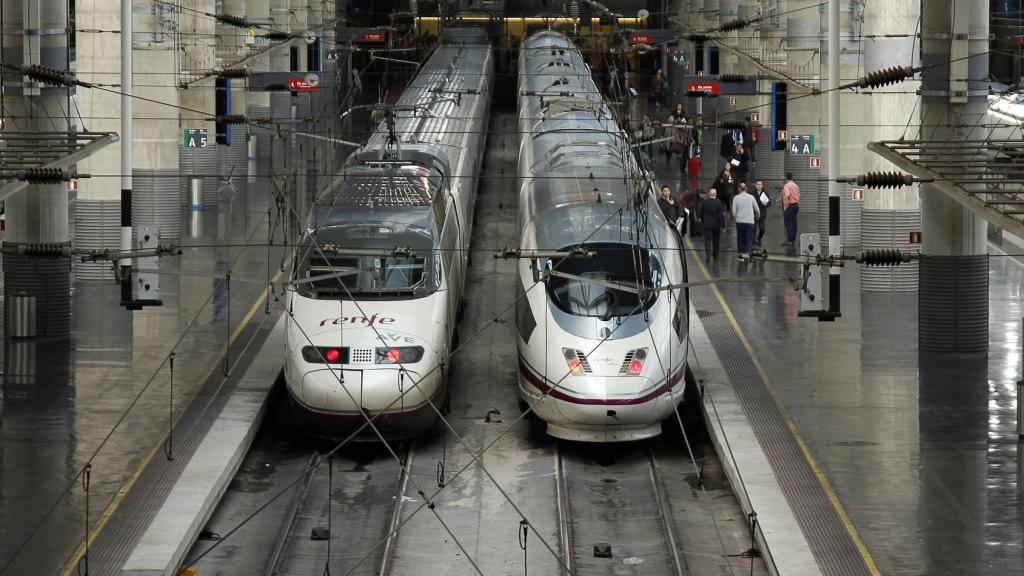 Dos AVE estacionados en la estación de Atocha, en Madrid.