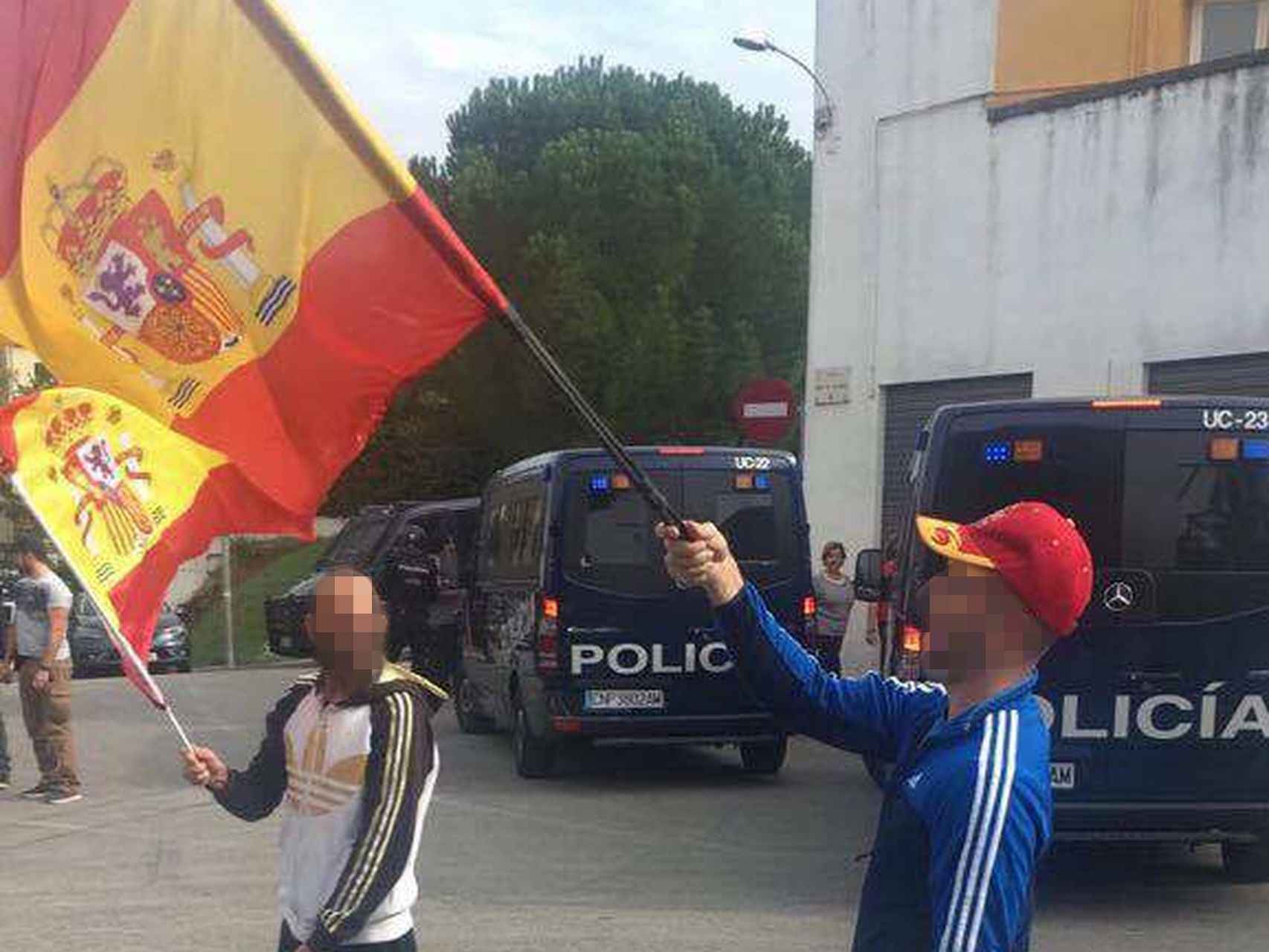 Los gitanos de Vilarroja enarbolan banderas de España después de impedir el referéndum