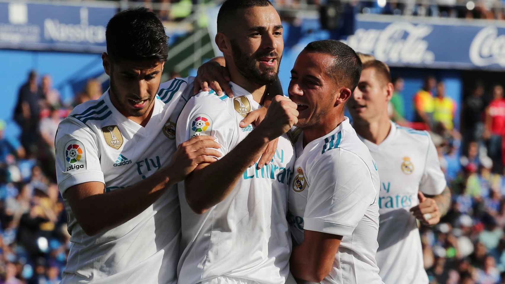 Benzema celebra con Asensio y Lucas su gol en el Getafe - Real Madrid.