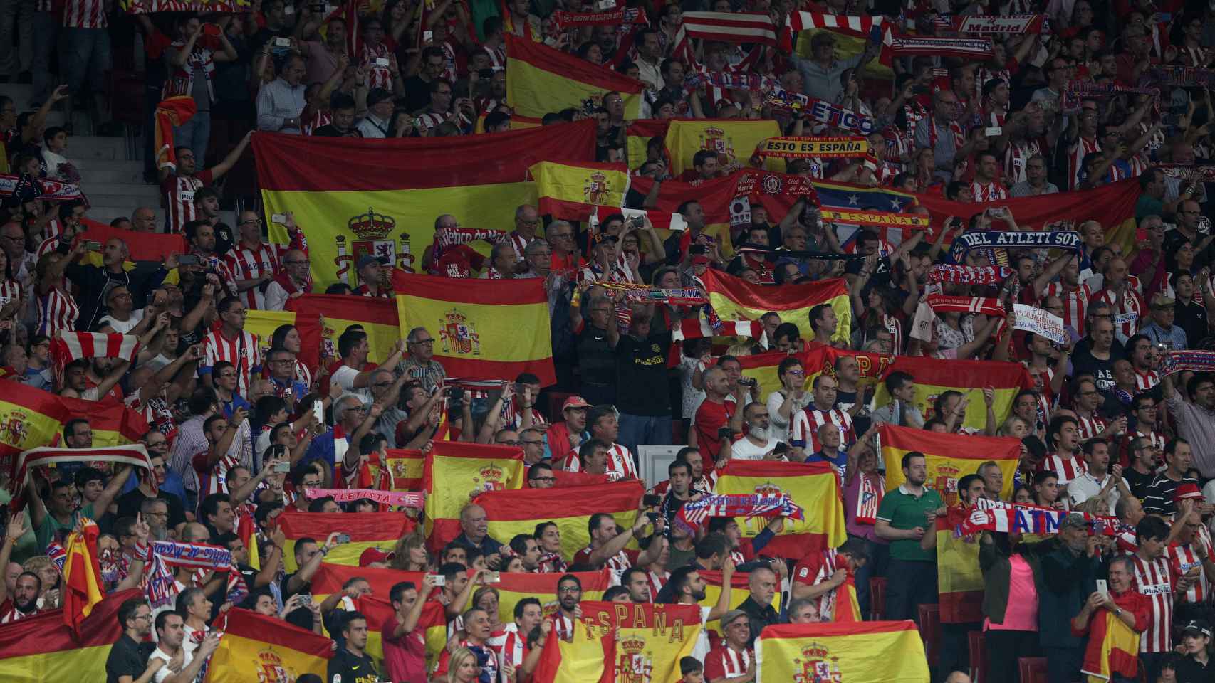 El Metropolitano recibe al Barcelona con banderas de España.