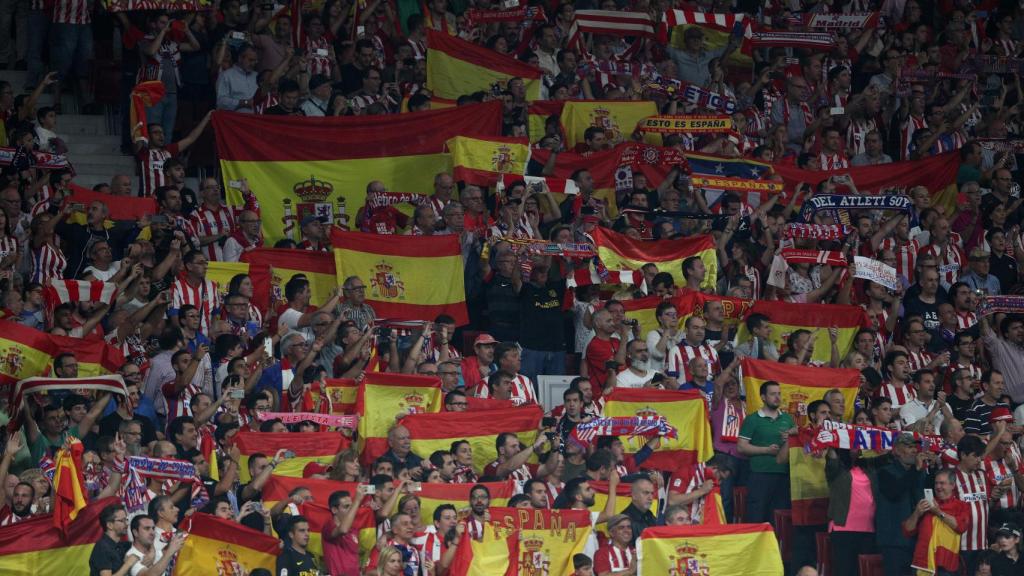 El Metropolitano recibe al Barcelona con banderas de España.