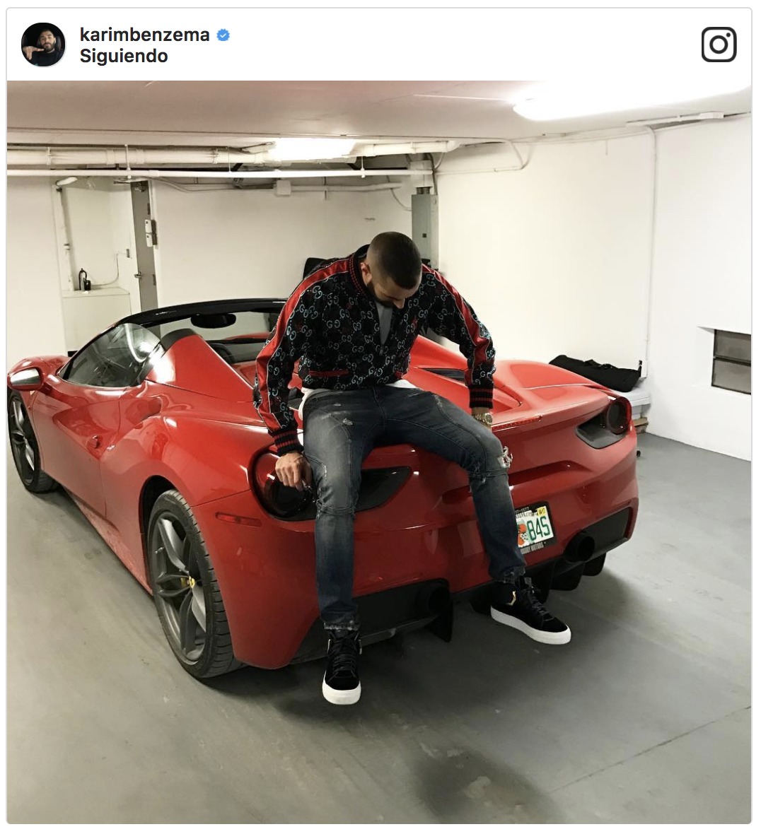 Karim Benzema, con uno de sus coches
