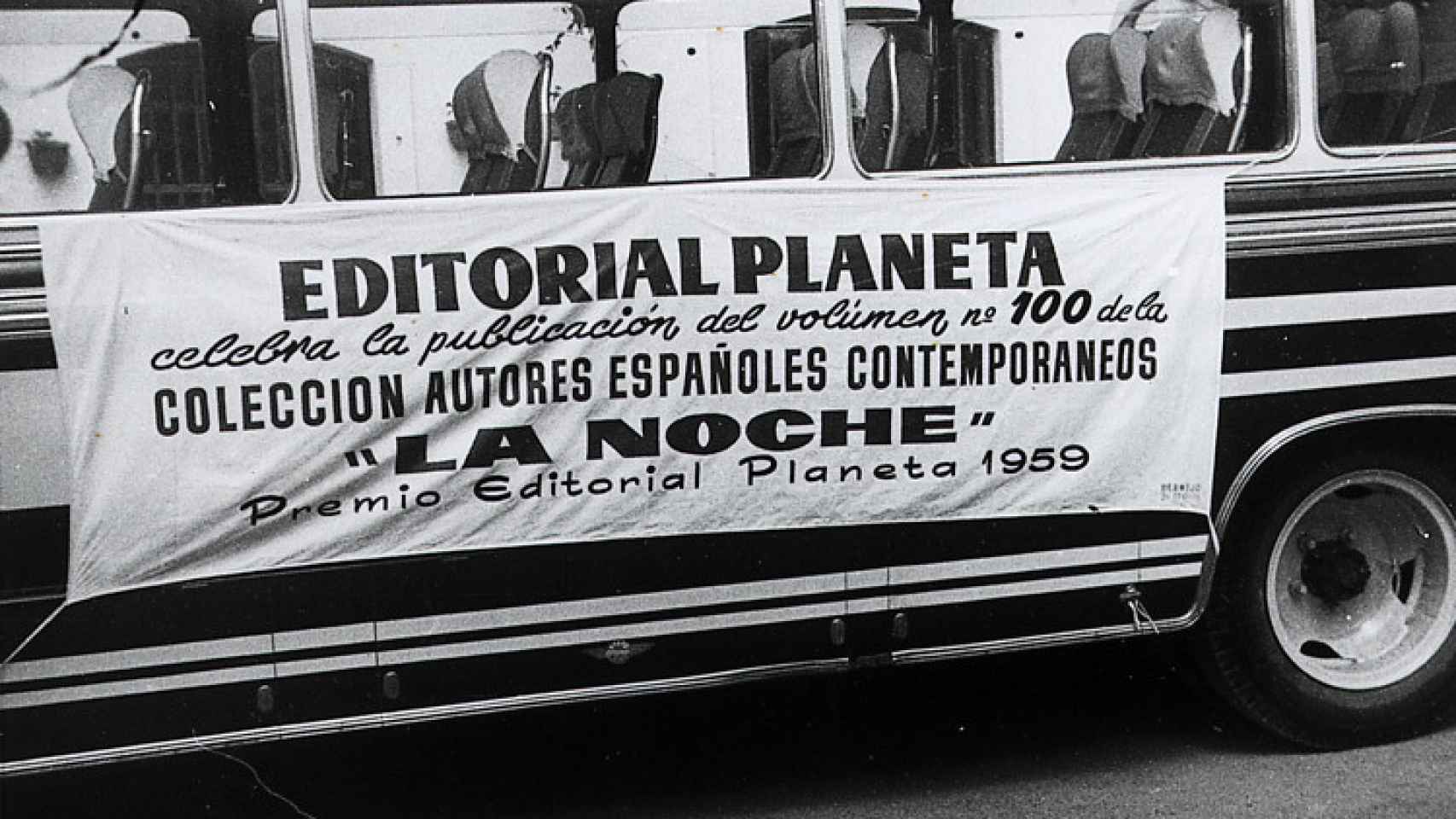 Un autobús anuncia la novela vencedora del Premio Planeta, en 1959.