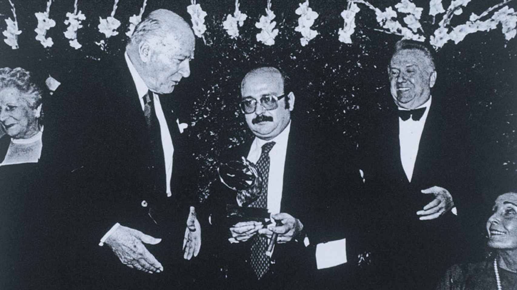 El presidente Tarradellas, Vázquez Montalbán y Lara, en el Premio Planeta de 1979.