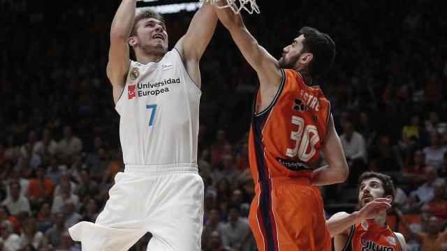 Luka Doncic intenta anotar ante Joan Sastre.