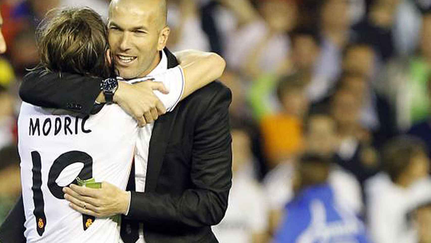 Modric y Zidane se abrazan.