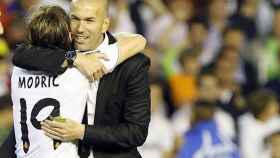 Modric y Zidane se abrazan.