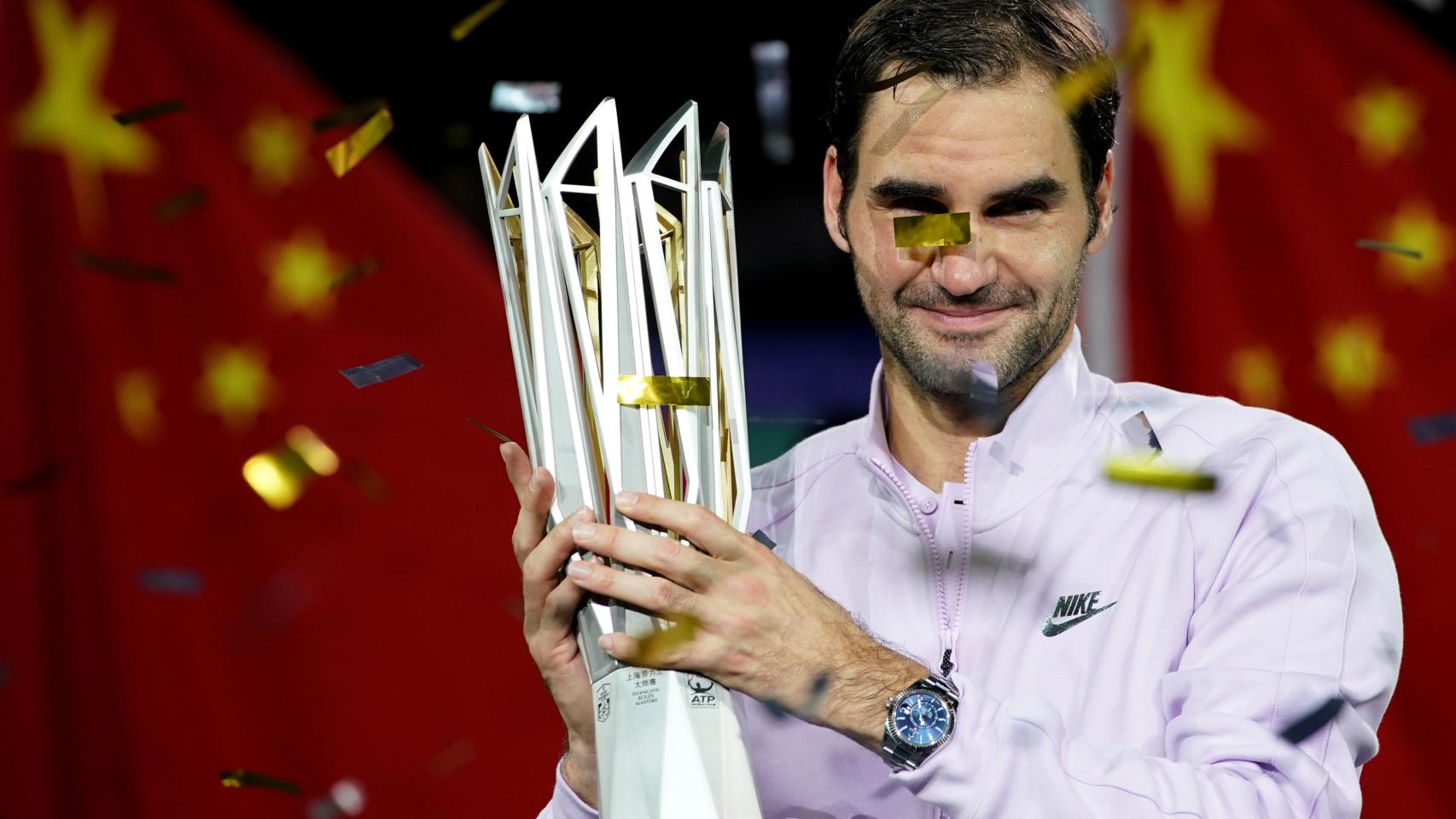 Federer, con el título de campeón de Shanghái.