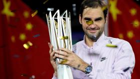 Federer, con el título de campeón de Shanghái.