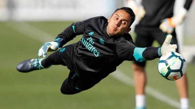 keylor Navas despejando el esférico