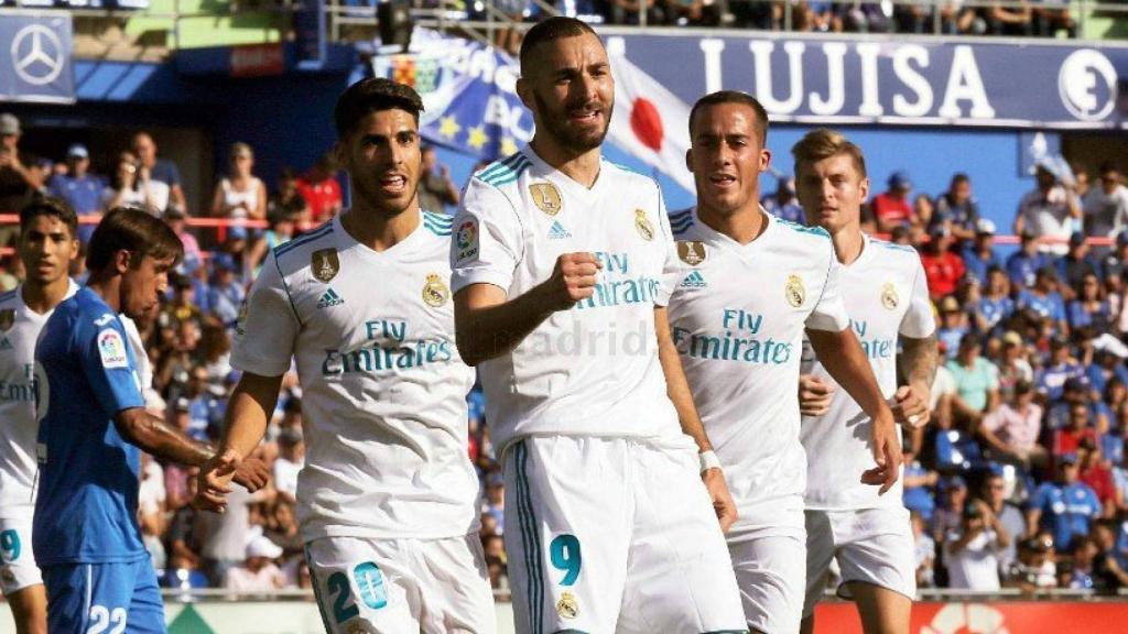 Los madridistas celebran con Benzema su gol