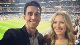 Arbeloa junto a su pareja en el Bernabéu. Foto: Twitter (@aarbeloa17).