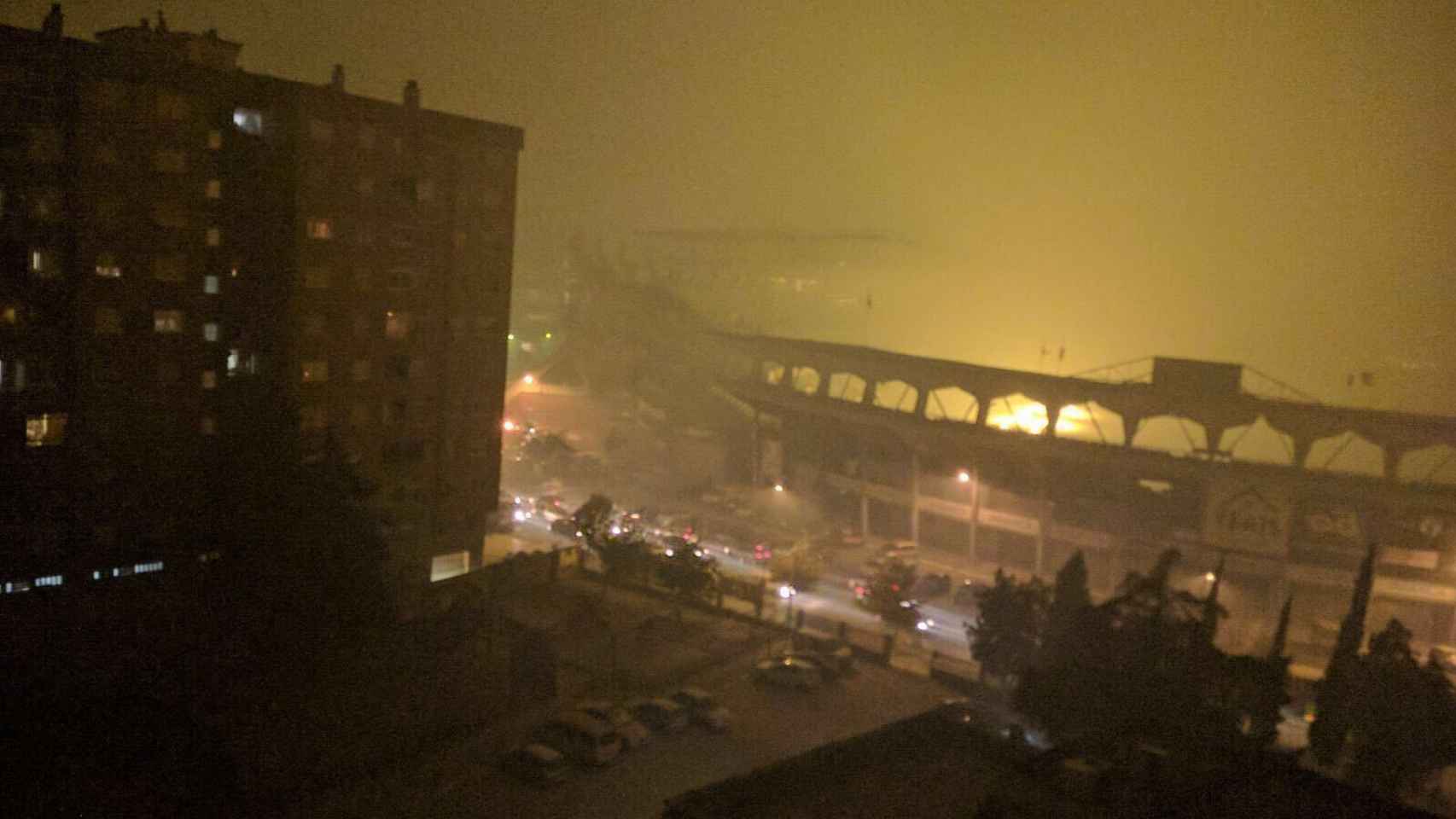 El estadio del Real Club Celta de Vigo, el municipal de Balaídos, rodeado de humo esta misma noche. Las llamas han alcanzado algunas zonas de la ciudad.