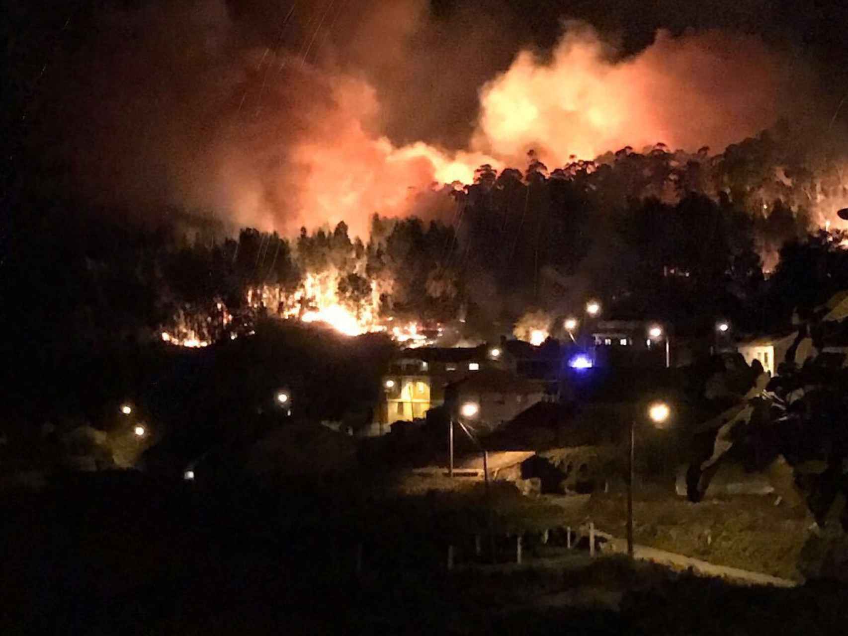 En la parroquia de Armenteira (Meis), el fuego ha devorado el bosque hasta llegar a las casas.