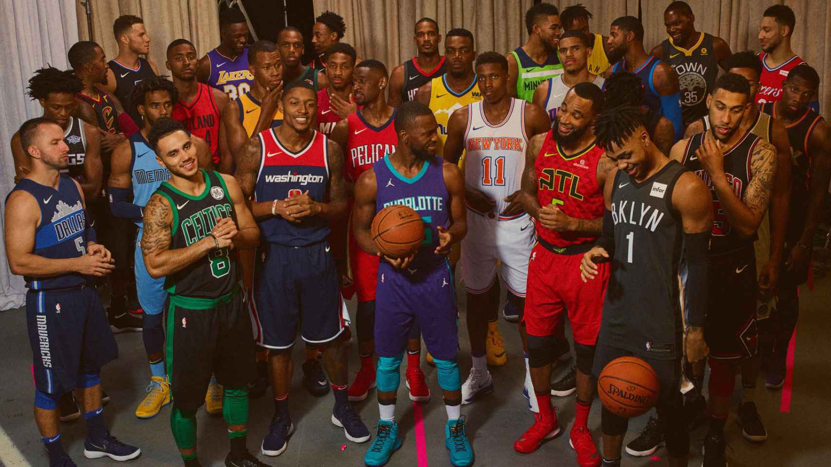 Los jugadores de la NBA con las nuevas camisetas.