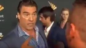 Un galán de telenovelas le pega un tortazo a un reportero de TV