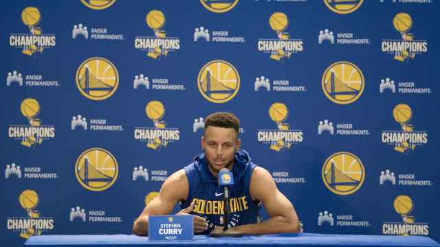 Stephen Curry atendiendo a la prensa en el Media Day de los Warriors.