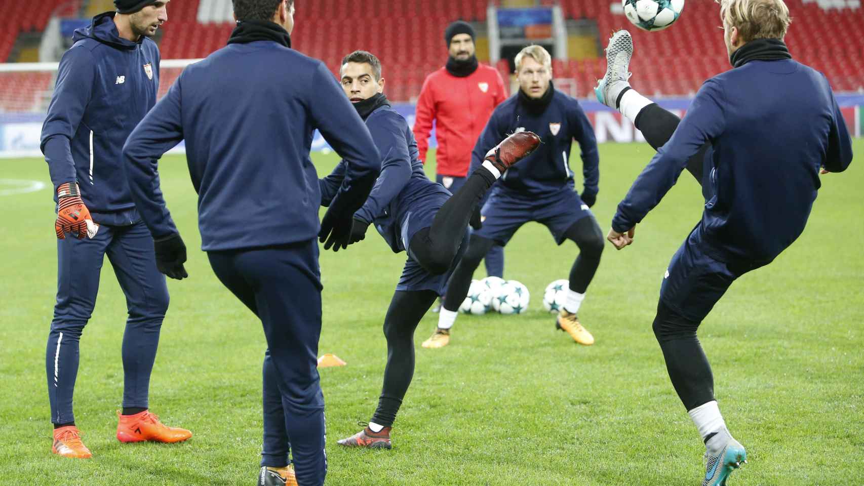 Los jugadores del Sevilla entrenando en Moscú este lunes.