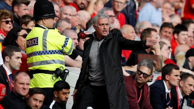 Mourinho, en el banquillo, durante el pasado encuentro entre el Liverpool y el United.