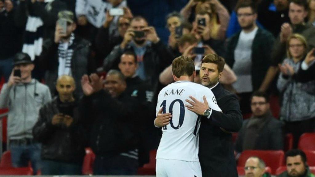 Kane se abraza a Pochettino. Foto tottenhamhotspur.com