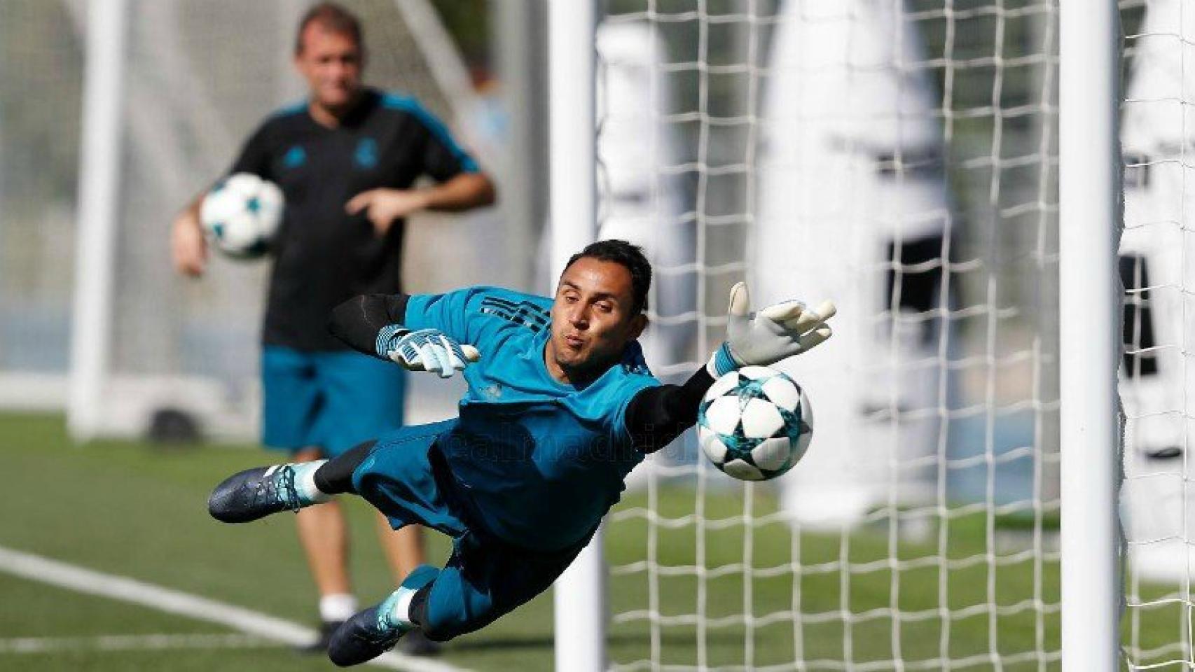 Keylor Navas haciendo una estirada.