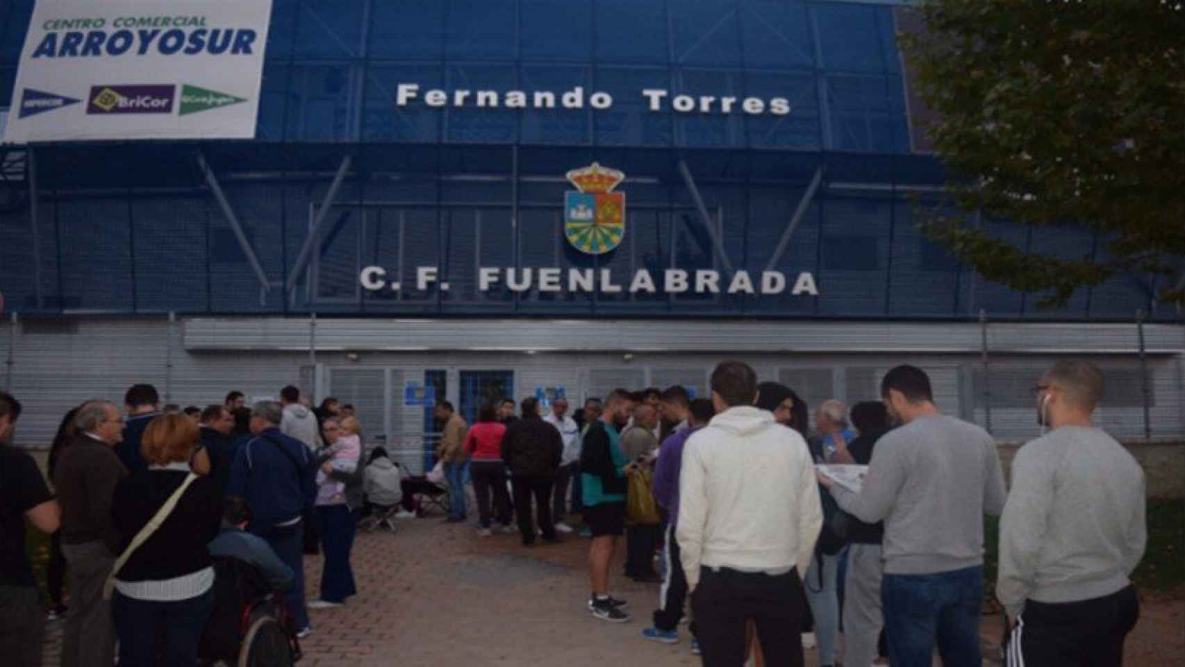 La afición del Fuenlabrada haciendo cola para comprar entradas para el partido ante el Madrid. Foto: Twitter (@CFuenlabradaSAD)